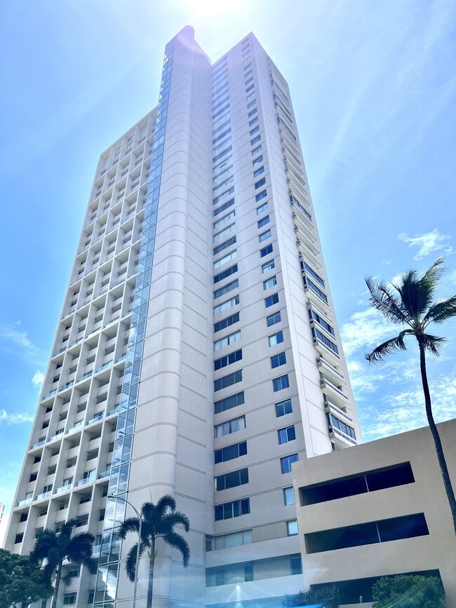 Building Photo - 555 University Ave