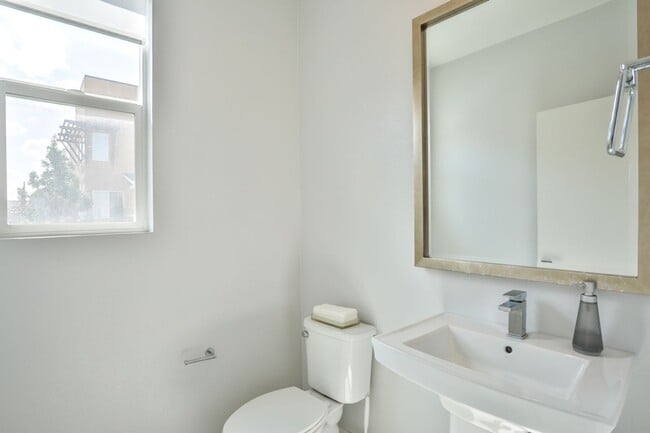 Building Photo - 3 bedroom 2.5 bath in Gated Community