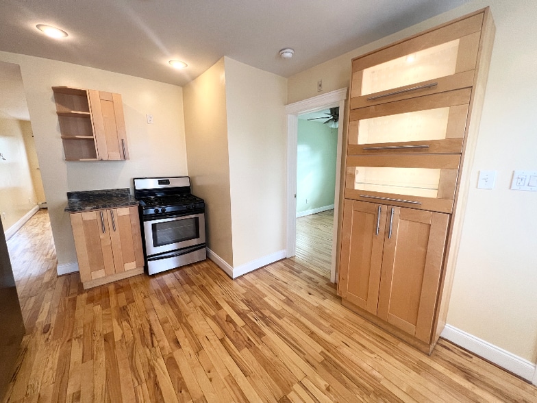 Building Photo - 13 Messenger St