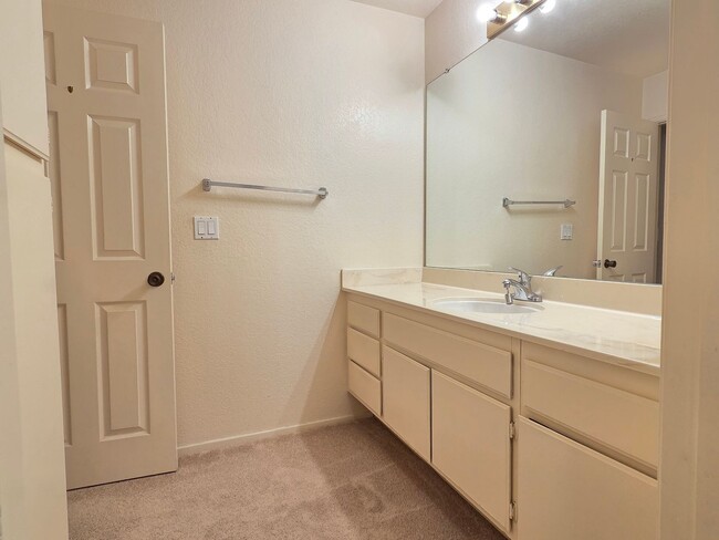 Building Photo - Adorable Rancho Del Oro Condo!