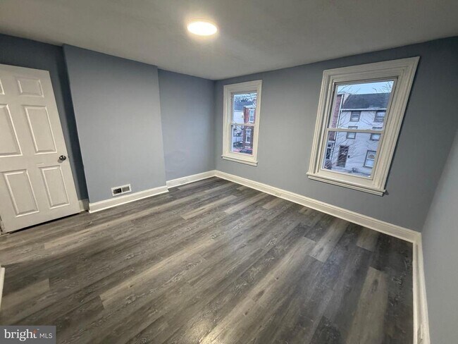 Building Photo - 363 E Airy St