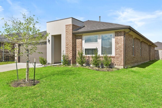 Building Photo - 7915 Murciana Dr
