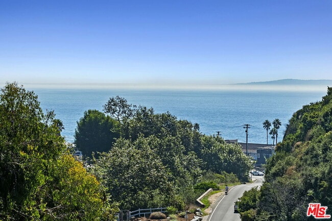 Building Photo - 3843 Rambla Pacifico St