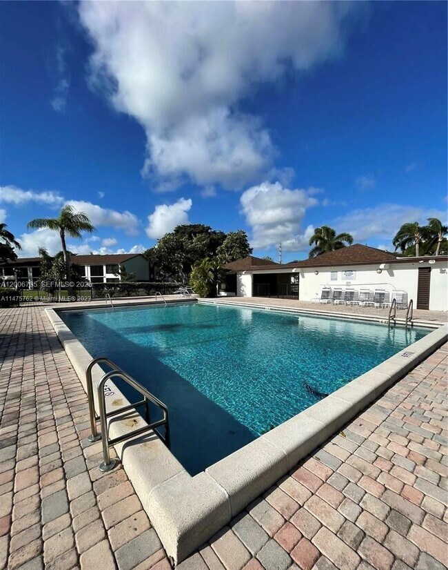 Building Photo - 216 Lake Pointe Dr