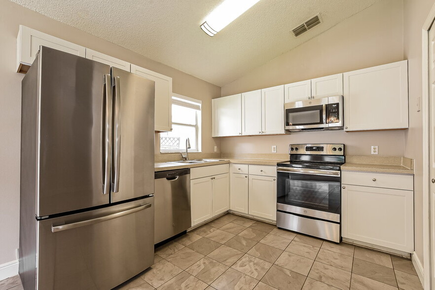 Building Photo - 813 Shell Ln