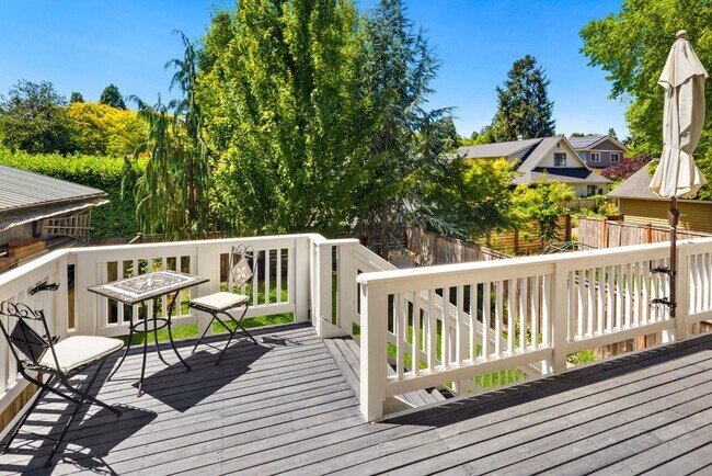 Building Photo - Gorgeous Big Ravenna Home in Seattle