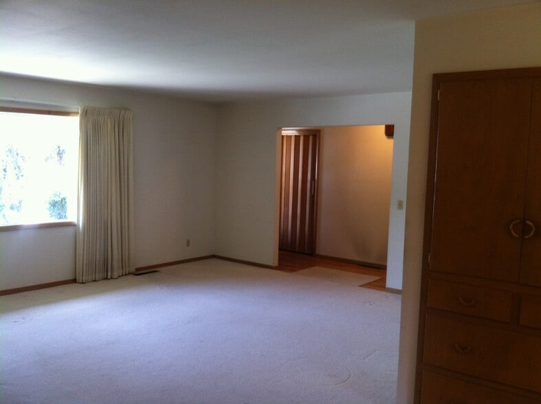 Building Photo - 1010 NE Duncan Ln