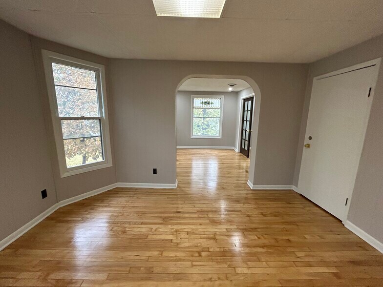 Building Photo - 512 8th Ave NE