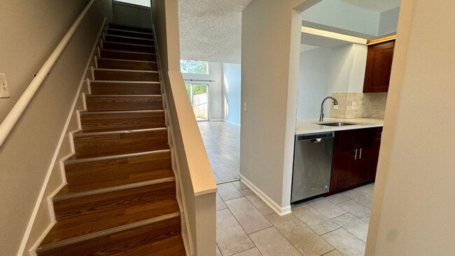 Building Photo - Charming and Conveniently Located Townhome...