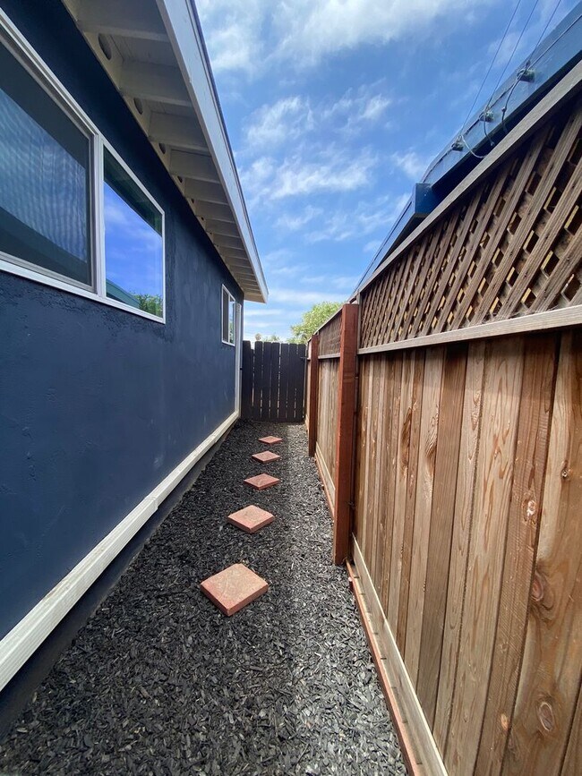 Building Photo - Renovated Beach house just a few blocks fr...