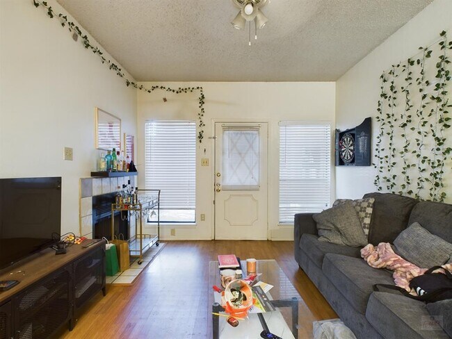 Building Photo - 806 W 24th St