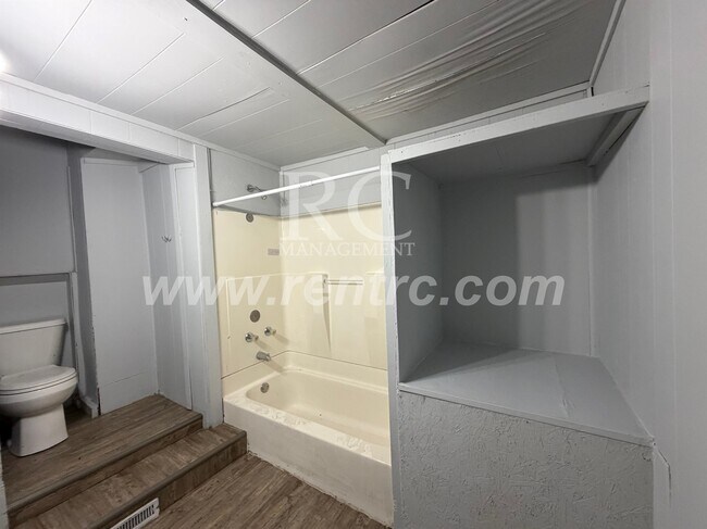 Building Photo - 18 Iowa-
