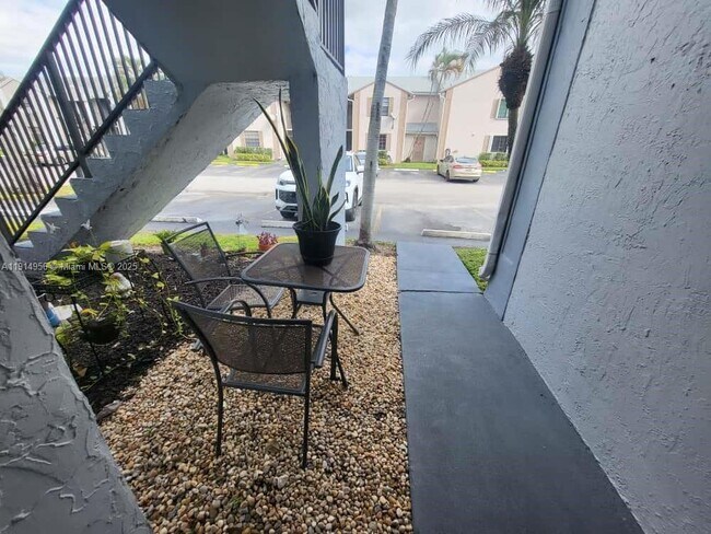 Building Photo - 960 N Franklin Ave