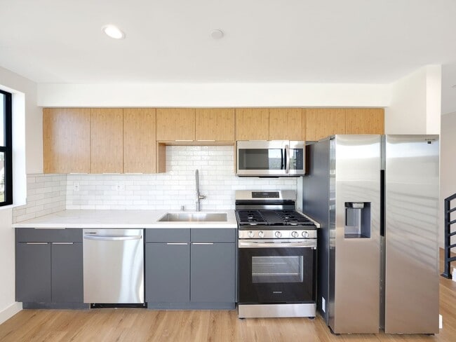 Building Photo - Massive 4 & 5 Bed Luxury Townhomes