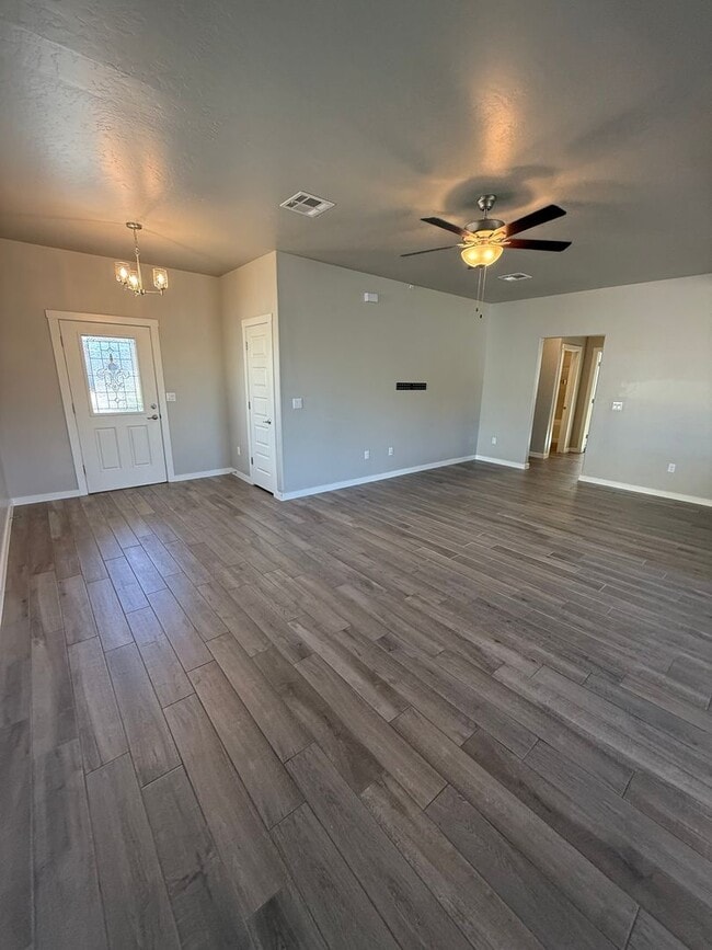 Building Photo - Modern 3 Bed, 2 Bath Home