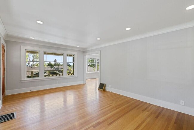 Building Photo - Charming AIR CONDITIONED Leschi Craftsman