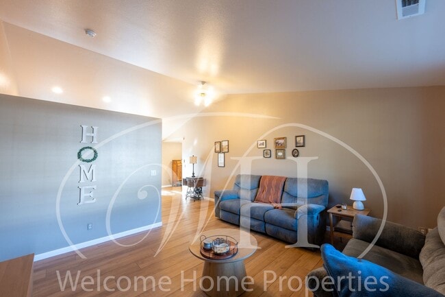 Building Photo - Conveniently Located 3 Bedroom Home with F...