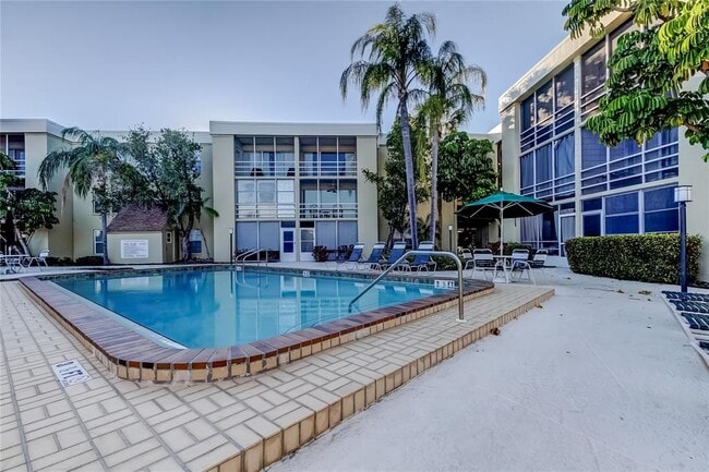 Building Photo - 2302 S Manhattan Ave