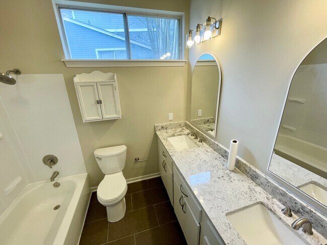 Building Photo - 3/2 townhouse for rent in Brandon 047!