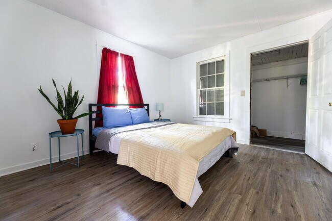 Building Photo - Atlanta Home, a 4 minute walk to bus stop Willingham Dr @ Colville Ave