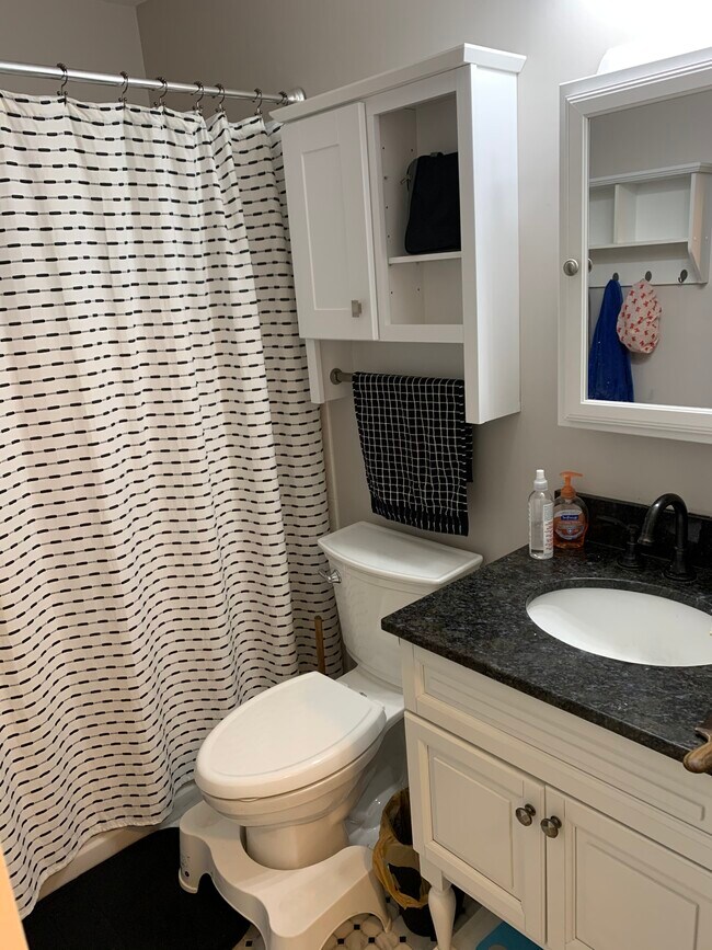 Building Photo - 525 Fairbrook St