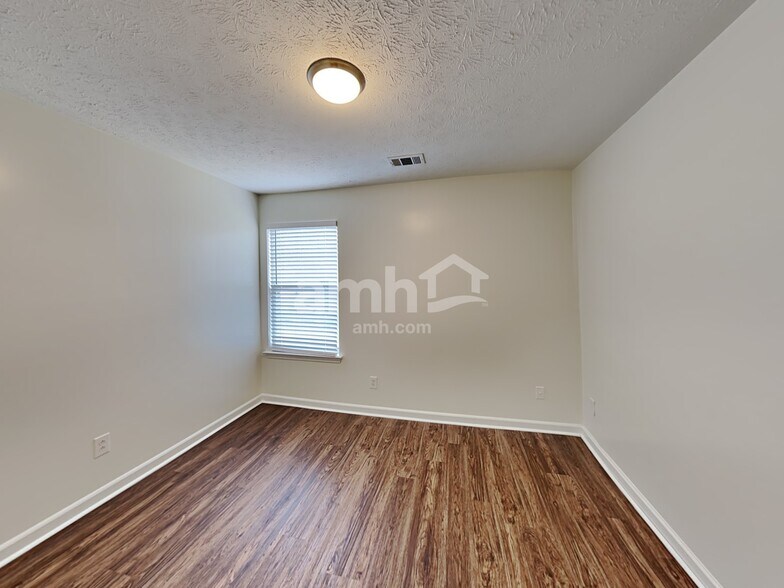 Building Photo - 2180 Lexington Ln