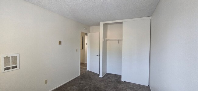 Building Photo - 3 Bedroom, 1.5 Bath Two-Story Townhome wit...