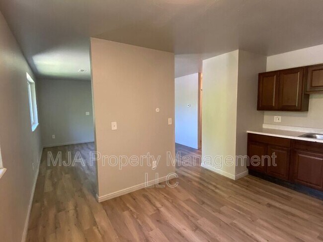 Building Photo - 2523 S Lakecrest Dr