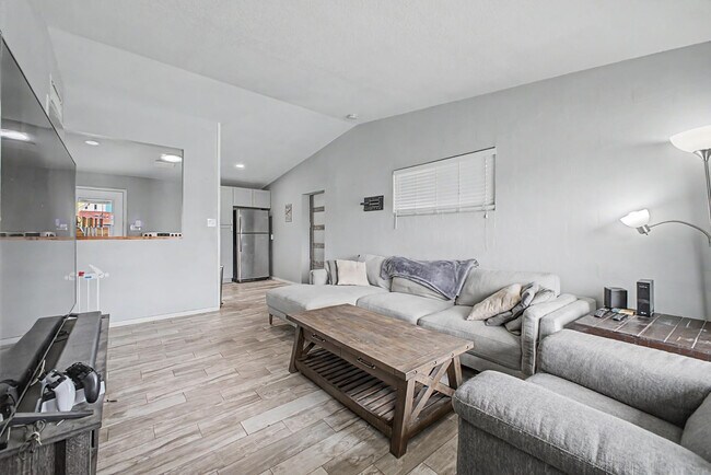 Building Photo - 2025 E Howe Ave