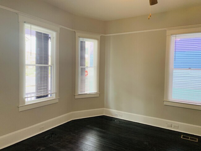 Building Photo - 23 E 40th St