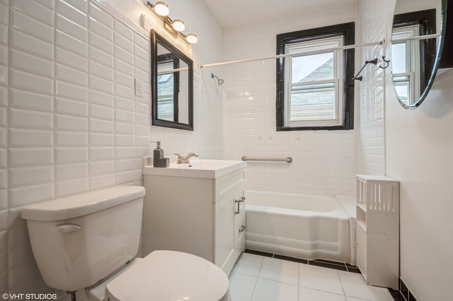 Bathroom Unit #2 - 5138 W Montrose Ave