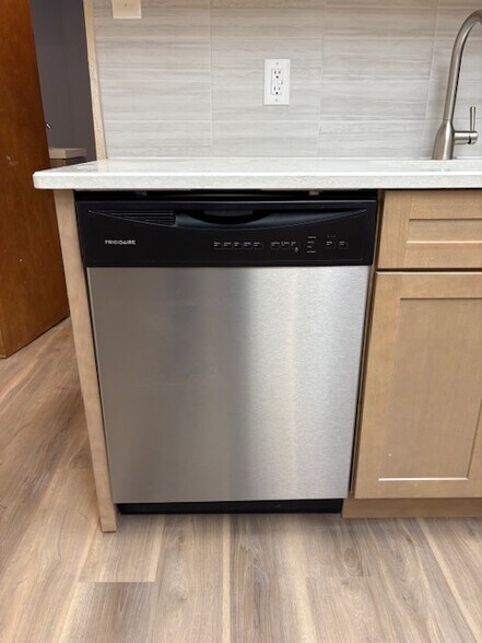 Building Photo - 5832 Phillips Ave