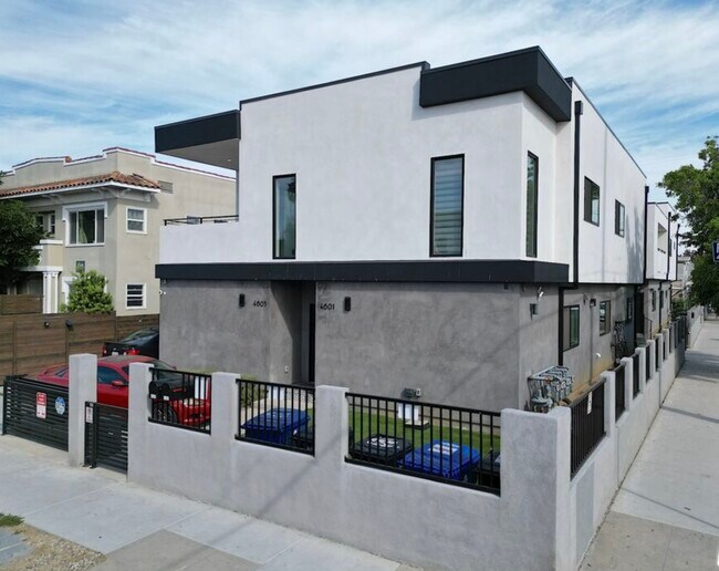 Building Photo - 1845 Vineyard Ave