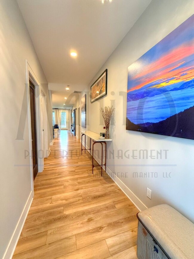 Building Photo - Spacious South Hill Home