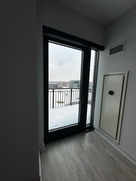 Building Photo - 1025 W Addison St