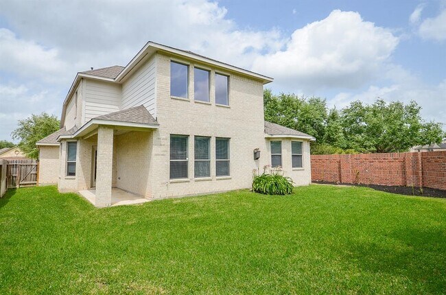 Building Photo - 3911 Fallsbrook Ct