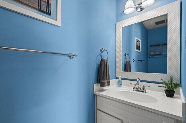 Building Photo - Close to the beach