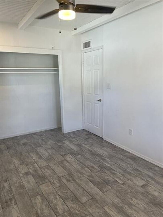 Building Photo - Minutes to U of A Duplex