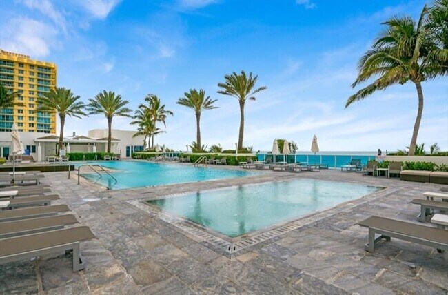 Building Photo - 2711 S Ocean Dr