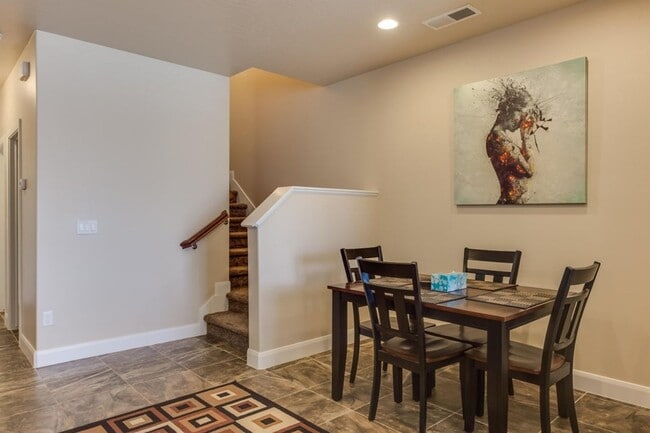 Building Photo - Spacious 3 Bedroom Home