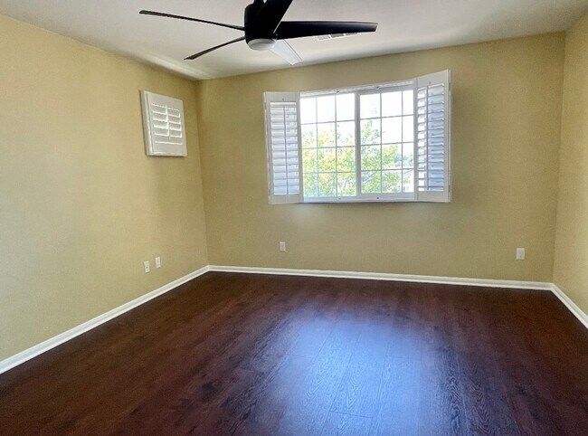 Building Photo - 4 bed 3 bath home in the heart of Simi Val...