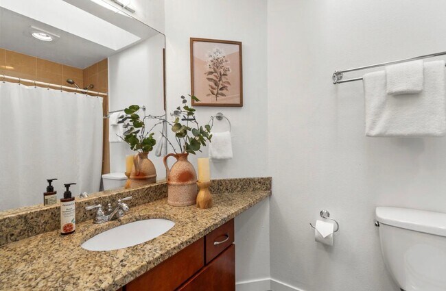 Building Photo - Top Floor 2-Bed Condo with Garage Parking