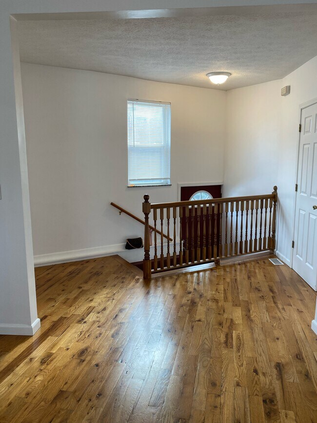 Front entry photo - 434 Literary Rd