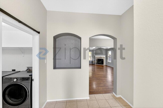 Building Photo - 916 Reveille Rd