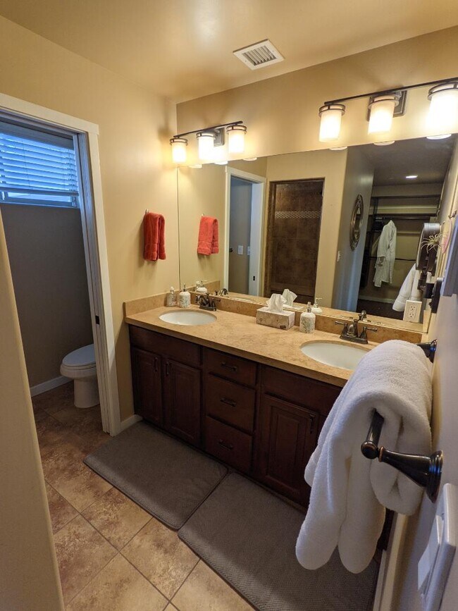 Building Photo - 538 S Fountaine St