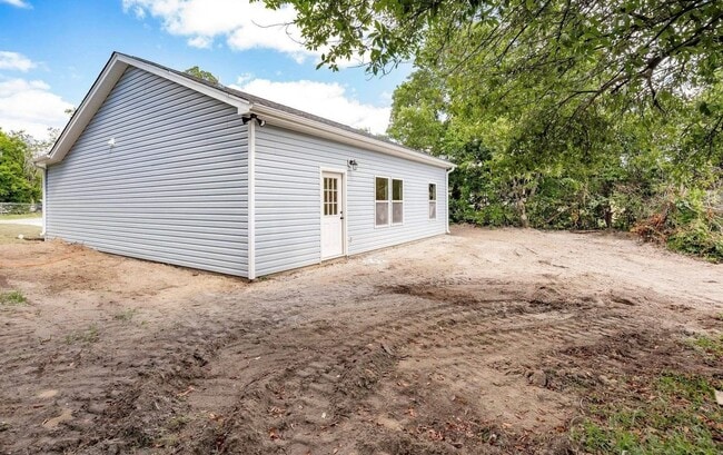 Building Photo - Newer 3 Bedroom, 2 Bath in North East Columbia- Available March 2026!