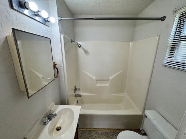 Building Photo - Game day and private campus parking, this cute 1 bed is conveniently located and ready for move in!