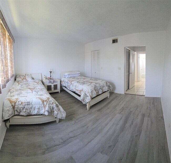 Building Photo - 4310 NW 12th Ct