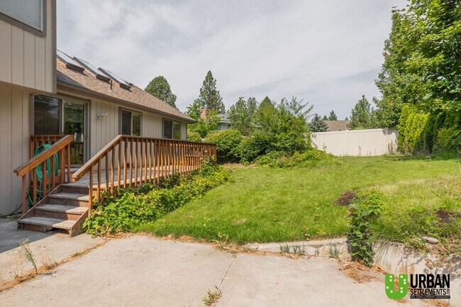 Building Photo - Spacious 4 bedroom and 3 bathroom house fo...