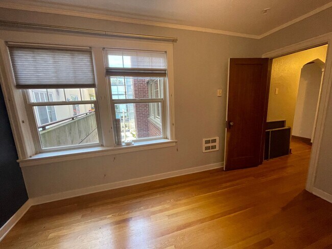 Building Photo - Queens Court Large Charming 1 Bedroom Available Now! Highly Desirable Queen Anne Location